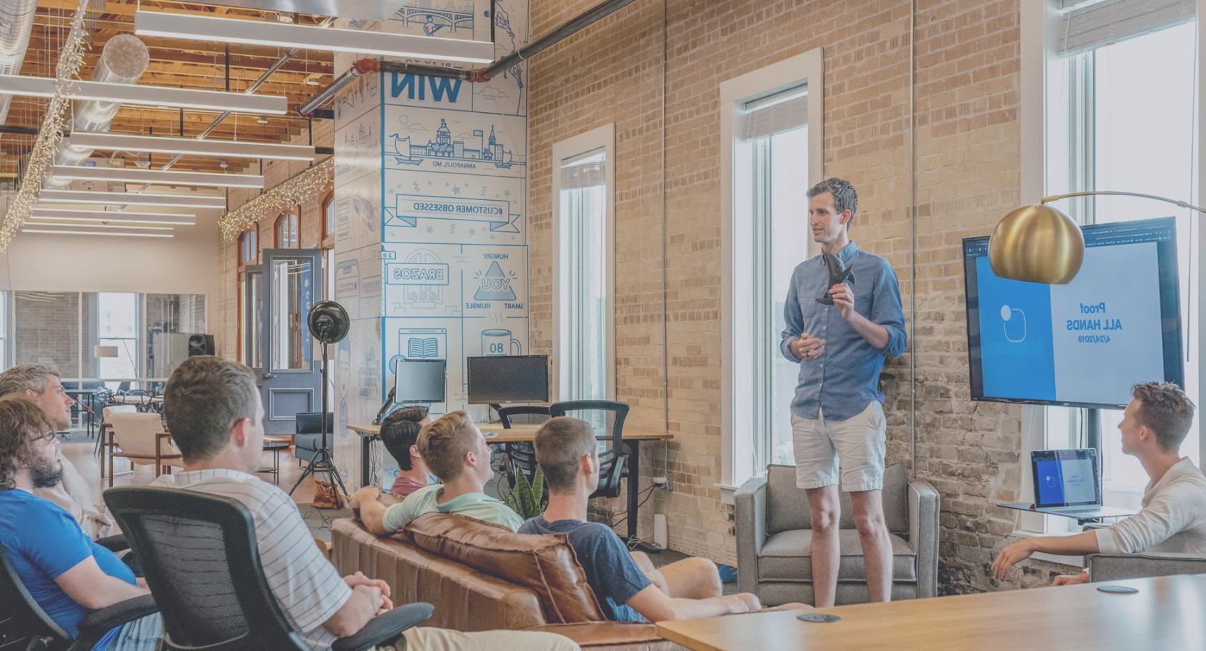 Sessione educativa con studenti che collaborano attivamente